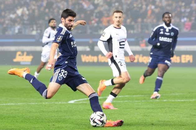 FOOTBALL : Paris FC Vs Rennes - Ligue 1 - 07 11 2025 Pierre Lees-Melou (Paris FC) Vs Valentin Rongier (Stade Rennais) ParisFrance  Copyright: xMichaelxBaucherx