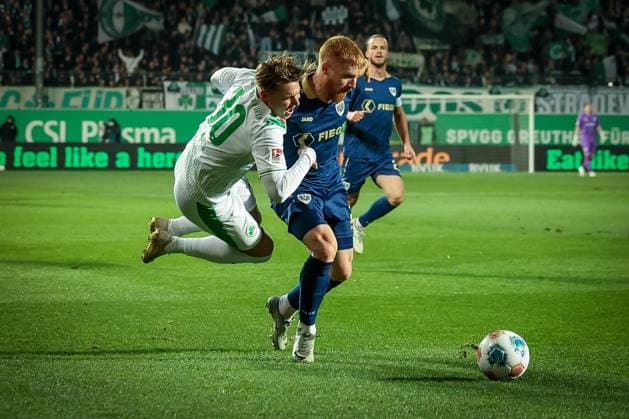 Felix Klaus 30 (Spvgg Greuther Fuerth) hebt ab waehrend eines Zweikampfs mit Mikkel Kirkeskov 2 (SC Preussen Muenster 06), SpVgg Greuther Fuerth vs. SC Preussen Muenster, Fussball, Maenner, DFL, 2. Bundesliga, Saison 2025 2026, Sportpark Ronhof Thomas Sommer, 12. Spieltag, 07.11.2025 Fuerth Bayern Deutschland