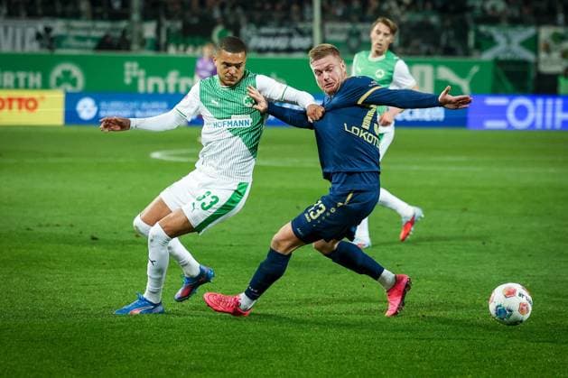 Maximilian Dietz 33 (Spvgg Greuther Fuerth), links, im Zweikampf mit Lars Lokotsch 13 (SC Preussen Muenster 06), SpVgg Greuther Fuerth vs. SC Preussen Muenster, Fussball, Maenner, DFL, 2. Bundesliga, Saison 2025 2026, Sportpark Ronhof Thomas Sommer, 12. Spieltag, 07.11.2025 Fuerth Bayern Deutschland