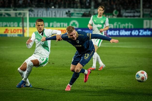 Maximilian Dietz 33 (Spvgg Greuther Fuerth), links, im Zweikampf mit Lars Lokotsch 13 (SC Preussen Muenster 06), dahinter Luca Itter 27 (Spvgg Greuther Fuerth), SpVgg Greuther Fuerth vs. SC Preussen Muenster, Fussball, Maenner, DFL, 2. Bundesliga, Saison 2025 2026, Sportpark Ronhof Thomas Sommer, 12. Spieltag, 07.11.2025 Fuerth Bayern Deutschland
