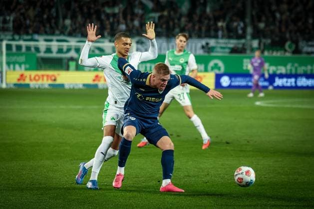 Maximilian Dietz 33 (Spvgg Greuther Fuerth), links, im Zweikampf mit Lars Lokotsch 13 (SC Preussen Muenster 06), dahinter Luca Itter 27 (Spvgg Greuther Fuerth), SpVgg Greuther Fuerth vs. SC Preussen Muenster, Fussball, Maenner, DFL, 2. Bundesliga, Saison 2025 2026, Sportpark Ronhof Thomas Sommer, 12. Spieltag, 07.11.2025 Fuerth Bayern Deutschland