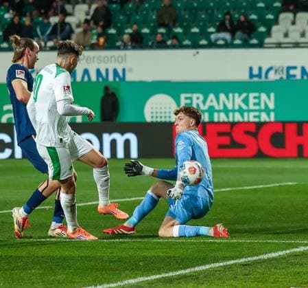 Branimir Hrgota 10 (Spvgg Greuther Fuerth) mit einer grossen Chance, die Johannes Schenk 1 (SC Preussen Muenster 06) vereitelt, dahinter Jannis Heuer 22 (SC Preussen Muenster 06), SpVgg Greuther Fuerth vs. SC Preussen Muenster, Fussball, Maenner, DFL, 2. Bundesliga, Saison 2025 2026, Sportpark Ronhof Thomas Sommer, 12. Spieltag, 07.11.2025 Fuerth Bayern Deutschland