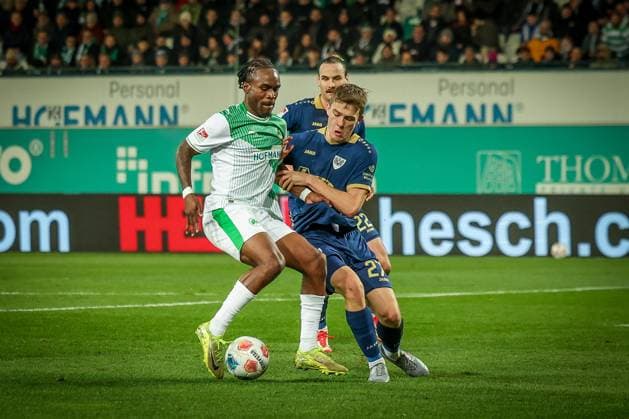 Noel Futkeu 9 (Spvgg Greuther Fuerth), links, im Duell mit Jano Ter Horst 27 (SC Preussen Muenster 06), dahinter Jannis Heuer 22 (SC Preussen Muenster 06), SpVgg Greuther Fuerth vs. SC Preussen Muenster, Fussball, Maenner, DFL, 2. Bundesliga, Saison 2025 2026, Sportpark Ronhof Thomas Sommer, 12. Spieltag, 07.11.2025 Fuerth Bayern Deutschland