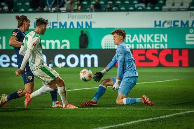 Branimir Hrgota 10 (Spvgg Greuther Fuerth) mit einer grossen Chance, die Johannes Schenk 1 (SC Preussen Muenster 06) vereitelt, dahinter Jannis Heuer 22 (SC Preussen Muenster 06), SpVgg Greuther Fuerth vs. SC Preussen Muenster, Fussball, Maenner, DFL, 2. Bundesliga, Saison 2025 2026, Sportpark Ronhof Thomas Sommer, 12. Spieltag, 07.11.2025 Fuerth Bayern Deutschland