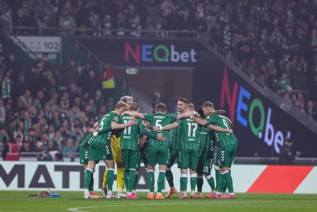 Spieler des SV Werder Bremen schwören sich mit einem Mannschaftskreis ein, Teamkreis, Ansprache, Motivation, DIE DFL-RICHTLINIEN UNTERSAGEN JEGLICHE NUTZUNG VON FOTOS ALS SEQUENZBILDER UND ODER VIDEOA?HNLICHE FOTOSTRECKEN. DFL REGULATIONS PROHIBIT ANY USE OF PHOTOGRAPHS AS IMAGE SEQUENCES AND OR QUASI-VIDEO., 07.11.2025, Bremen (Deutschland), Fussball, Bundesliga, SV Werder Bremen - VfL Wolfsburg