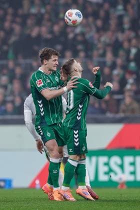 v.li.: Jens Stage (SV Werder Bremen, 6) und Romano Schmid (SV Werder Bremen, 20) im Kopfballduell, Kopfball, Zweikampf, Action, Aktion, Spielszene, kurios, DIE DFL-RICHTLINIEN UNTERSAGEN JEGLICHE NUTZUNG VON FOTOS ALS SEQUENZBILDER UND ODER VIDEOA?HNLICHE FOTOSTRECKEN. DFL REGULATIONS PROHIBIT ANY USE OF PHOTOGRAPHS AS IMAGE SEQUENCES AND OR QUASI-VIDEO., 07.11.2025, Bremen (Deutschland), Fussball, Bundesliga, SV Werder Bremen - VfL Wolfsburg