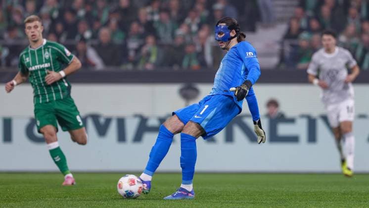 Kamil Grabara (Torwart, VfL Wolfsburg, 1) am Ball, Einzelbild, Ganzkörper, Aktion, Action, Spielszene, DIE DFL-RICHTLINIEN UNTERSAGEN JEGLICHE NUTZUNG VON FOTOS ALS SEQUENZBILDER UND ODER VIDEOA?HNLICHE FOTOSTRECKEN. DFL REGULATIONS PROHIBIT ANY USE OF PHOTOGRAPHS AS IMAGE SEQUENCES AND OR QUASI-VIDEO., 07.11.2025, Bremen (Deutschland), Fussball, Bundesliga, SV Werder Bremen - VfL Wolfsburg