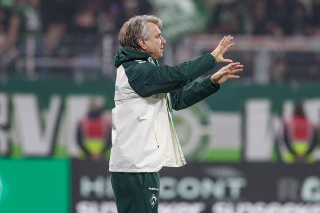 Horst Steffen (Trainer, Cheftrainer, SV Werder Bremen) gibt Anweisungen, gestikuliert, mit den Armen gestikulieren, DIE DFL-RICHTLINIEN UNTERSAGEN JEGLICHE NUTZUNG VON FOTOS ALS SEQUENZBILDER UND ODER VIDEOA?HNLICHE FOTOSTRECKEN. DFL REGULATIONS PROHIBIT ANY USE OF PHOTOGRAPHS AS IMAGE SEQUENCES AND OR QUASI-VIDEO., 07.11.2025, Bremen (Deutschland), Fussball, Bundesliga, SV Werder Bremen - VfL Wolfsburg