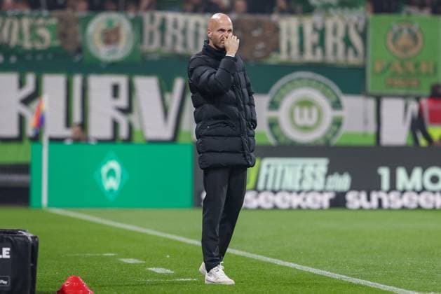 Paul Simonis (Trainer, VfL Wolfsburg) rümpft die Nase, unzufrieden, wütend, sauer, fasst sich an die Nase, DIE DFL-RICHTLINIEN UNTERSAGEN JEGLICHE NUTZUNG VON FOTOS ALS SEQUENZBILDER UND ODER VIDEOA?HNLICHE FOTOSTRECKEN. DFL REGULATIONS PROHIBIT ANY USE OF PHOTOGRAPHS AS IMAGE SEQUENCES AND OR QUASI-VIDEO., 07.11.2025, Bremen (Deutschland), Fussball, Bundesliga, SV Werder Bremen - VfL Wolfsburg