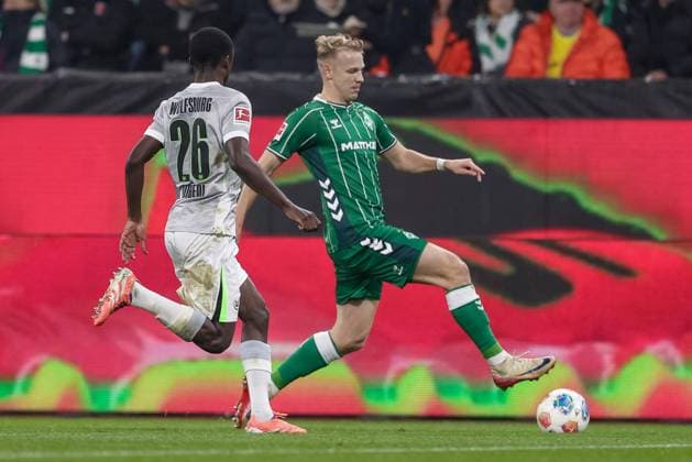 v.li.: Sael Kumbedi (VfL Wolfsburg, 26) und Marco Grüll (SV Werder Bremen, 17) im Zweikampf, Duell, Dynamik, Aktion, Action, Spielszene, DIE DFL-RICHTLINIEN UNTERSAGEN JEGLICHE NUTZUNG VON FOTOS ALS SEQUENZBILDER UND ODER VIDEOA?HNLICHE FOTOSTRECKEN. DFL REGULATIONS PROHIBIT ANY USE OF PHOTOGRAPHS AS IMAGE SEQUENCES AND OR QUASI-VIDEO., 07.11.2025, Bremen (Deutschland), Fussball, Bundesliga, SV Werder Bremen - VfL Wolfsburg