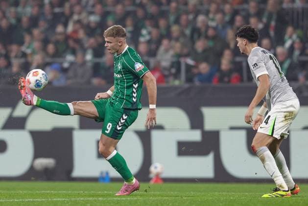 v.li.: Keke Topp (SV Werder Bremen, 9) und Jenson Seelt (VfL Wolfsburg, 14) im Zweikampf, Duell, Dynamik, Aktion, Action, Spielszene, DIE DFL-RICHTLINIEN UNTERSAGEN JEGLICHE NUTZUNG VON FOTOS ALS SEQUENZBILDER UND ODER VIDEOA?HNLICHE FOTOSTRECKEN. DFL REGULATIONS PROHIBIT ANY USE OF PHOTOGRAPHS AS IMAGE SEQUENCES AND OR QUASI-VIDEO., 07.11.2025, Bremen (Deutschland), Fussball, Bundesliga, SV Werder Bremen - VfL Wolfsburg