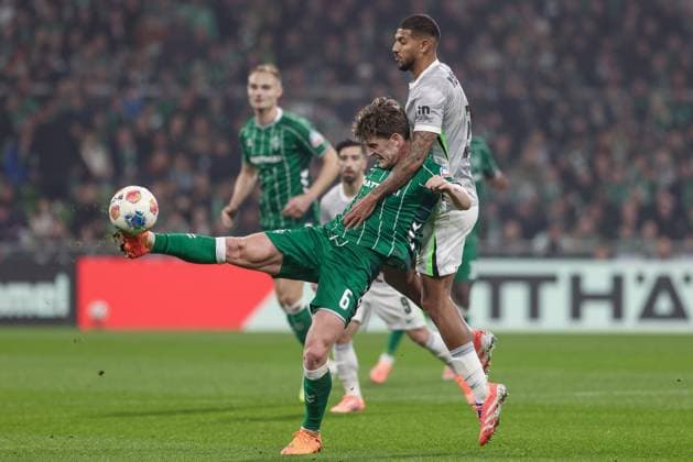v.li.: Jens Stage (SV Werder Bremen, 6) und Vinicius Souza (VfL Wolfsburg, 5) im Zweikampf, Duell, Dynamik, Aktion, Action, Spielszene, DIE DFL-RICHTLINIEN UNTERSAGEN JEGLICHE NUTZUNG VON FOTOS ALS SEQUENZBILDER UND ODER VIDEOA?HNLICHE FOTOSTRECKEN. DFL REGULATIONS PROHIBIT ANY USE OF PHOTOGRAPHS AS IMAGE SEQUENCES AND OR QUASI-VIDEO., 07.11.2025, Bremen (Deutschland), Fussball, Bundesliga, SV Werder Bremen - VfL Wolfsburg