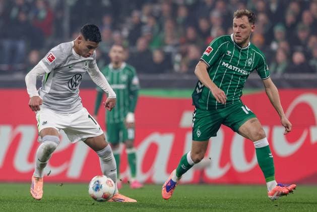 v.li.: Adam Daghim (VfL Wolfsburg, 11) und Senne Lynen (SV Werder Bremen, 14) im Zweikampf, Duell, Dynamik, Aktion, Action, Spielszene, DIE DFL-RICHTLINIEN UNTERSAGEN JEGLICHE NUTZUNG VON FOTOS ALS SEQUENZBILDER UND ODER VIDEOA?HNLICHE FOTOSTRECKEN. DFL REGULATIONS PROHIBIT ANY USE OF PHOTOGRAPHS AS IMAGE SEQUENCES AND OR QUASI-VIDEO., 07.11.2025, Bremen (Deutschland), Fussball, Bundesliga, SV Werder Bremen - VfL Wolfsburg
