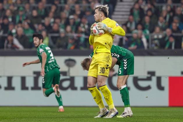 Mio Backhaus (Torhüter, Torwart, SV Werder Bremen, 30) am Ball, Einzelbild, Ganzkörper, Aktion, Action, Spielszene, DIE DFL-RICHTLINIEN UNTERSAGEN JEGLICHE NUTZUNG VON FOTOS ALS SEQUENZBILDER UND ODER VIDEOA?HNLICHE FOTOSTRECKEN. DFL REGULATIONS PROHIBIT ANY USE OF PHOTOGRAPHS AS IMAGE SEQUENCES AND OR QUASI-VIDEO., 07.11.2025, Bremen (Deutschland), Fussball, Bundesliga, SV Werder Bremen - VfL Wolfsburg