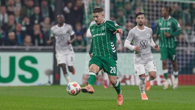 Romano Schmid (SV Werder Bremen, 20) am Ball, Einzelbild, Ganzkörper, Aktion, Action, Spielszene, DIE DFL-RICHTLINIEN UNTERSAGEN JEGLICHE NUTZUNG VON FOTOS ALS SEQUENZBILDER UND ODER VIDEOA?HNLICHE FOTOSTRECKEN. DFL REGULATIONS PROHIBIT ANY USE OF PHOTOGRAPHS AS IMAGE SEQUENCES AND OR QUASI-VIDEO., 07.11.2025, Bremen (Deutschland), Fussball, Bundesliga, SV Werder Bremen - VfL Wolfsburg