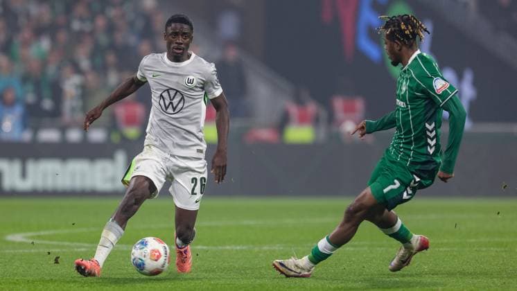 v.li.: Sael Kumbedi (VfL Wolfsburg, 26) und Samuel Mbangula (SV Werder Bremen, 7) im Zweikampf, Duell, Dynamik, Aktion, Action, Spielszene, DIE DFL-RICHTLINIEN UNTERSAGEN JEGLICHE NUTZUNG VON FOTOS ALS SEQUENZBILDER UND ODER VIDEOA?HNLICHE FOTOSTRECKEN. DFL REGULATIONS PROHIBIT ANY USE OF PHOTOGRAPHS AS IMAGE SEQUENCES AND OR QUASI-VIDEO., 07.11.2025, Bremen (Deutschland), Fussball, Bundesliga, SV Werder Bremen - VfL Wolfsburg