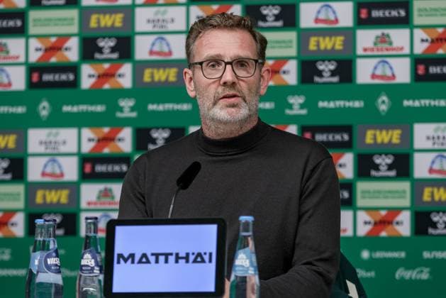 Christoph Pieper (Direktor Kommunikation, SV Werder Bremen) während der Pressekonferenz, Portrait, Nahaufnahme, Einzelfoto, Einzelbild, DIE DFL-RICHTLINIEN UNTERSAGEN JEGLICHE NUTZUNG VON FOTOS ALS SEQUENZBILDER UND ODER VIDEOA?HNLICHE FOTOSTRECKEN. DFL REGULATIONS PROHIBIT ANY USE OF PHOTOGRAPHS AS IMAGE SEQUENCES AND OR QUASI-VIDEO., 07.11.2025, Bremen (Deutschland), Fussball, Bundesliga, SV Werder Bremen - VfL Wolfsburg
