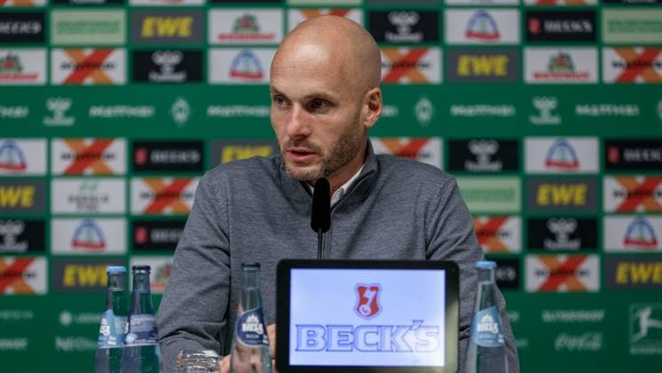 Paul Simonis (Trainer, VfL Wolfsburg) während der Pressekonferenz, Portrait, Nahaufnahme, Einzelfoto, Einzelbild, DIE DFL-RICHTLINIEN UNTERSAGEN JEGLICHE NUTZUNG VON FOTOS ALS SEQUENZBILDER UND ODER VIDEOA?HNLICHE FOTOSTRECKEN. DFL REGULATIONS PROHIBIT ANY USE OF PHOTOGRAPHS AS IMAGE SEQUENCES AND OR QUASI-VIDEO., 07.11.2025, Bremen (Deutschland), Fussball, Bundesliga, SV Werder Bremen - VfL Wolfsburg