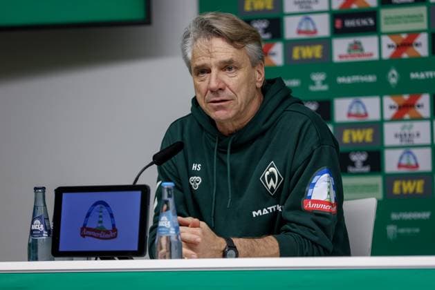 Horst Steffen (Trainer, Cheftrainer, SV Werder Bremen) während der Pressekonferenz, Portrait, Nahaufnahme, Einzelfoto, Einzelbild, DIE DFL-RICHTLINIEN UNTERSAGEN JEGLICHE NUTZUNG VON FOTOS ALS SEQUENZBILDER UND ODER VIDEOA?HNLICHE FOTOSTRECKEN. DFL REGULATIONS PROHIBIT ANY USE OF PHOTOGRAPHS AS IMAGE SEQUENCES AND OR QUASI-VIDEO., 07.11.2025, Bremen (Deutschland), Fussball, Bundesliga, SV Werder Bremen - VfL Wolfsburg