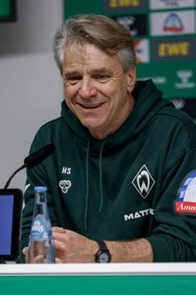 Horst Steffen (Trainer, Cheftrainer, SV Werder Bremen) während der Pressekonferenz, Portrait, Nahaufnahme, Einzelfoto, Einzelbild, DIE DFL-RICHTLINIEN UNTERSAGEN JEGLICHE NUTZUNG VON FOTOS ALS SEQUENZBILDER UND ODER VIDEOA?HNLICHE FOTOSTRECKEN. DFL REGULATIONS PROHIBIT ANY USE OF PHOTOGRAPHS AS IMAGE SEQUENCES AND OR QUASI-VIDEO., 07.11.2025, Bremen (Deutschland), Fussball, Bundesliga, SV Werder Bremen - VfL Wolfsburg