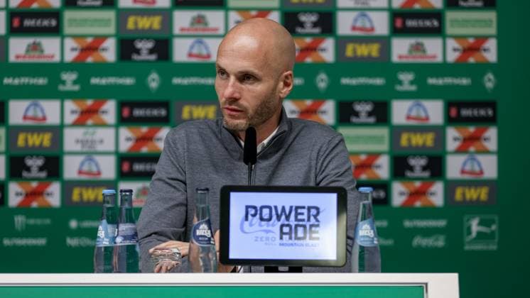 Paul Simonis (Trainer, VfL Wolfsburg) während der Pressekonferenz, Portrait, Nahaufnahme, Einzelfoto, Einzelbild, DIE DFL-RICHTLINIEN UNTERSAGEN JEGLICHE NUTZUNG VON FOTOS ALS SEQUENZBILDER UND ODER VIDEOA?HNLICHE FOTOSTRECKEN. DFL REGULATIONS PROHIBIT ANY USE OF PHOTOGRAPHS AS IMAGE SEQUENCES AND OR QUASI-VIDEO., 07.11.2025, Bremen (Deutschland), Fussball, Bundesliga, SV Werder Bremen - VfL Wolfsburg