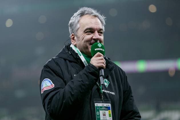 Arnd Zeigler (Stadionsprecher, SV Werder Bremen) spricht in ein Mikrofon, Portrait, Nahaufnahme, Einzelfoto, Einzelbild, DIE DFL-RICHTLINIEN UNTERSAGEN JEGLICHE NUTZUNG VON FOTOS ALS SEQUENZBILDER UND ODER VIDEOA?HNLICHE FOTOSTRECKEN. DFL REGULATIONS PROHIBIT ANY USE OF PHOTOGRAPHS AS IMAGE SEQUENCES AND OR QUASI-VIDEO., 07.11.2025, Bremen (Deutschland), Fussball, Bundesliga, SV Werder Bremen - VfL Wolfsburg