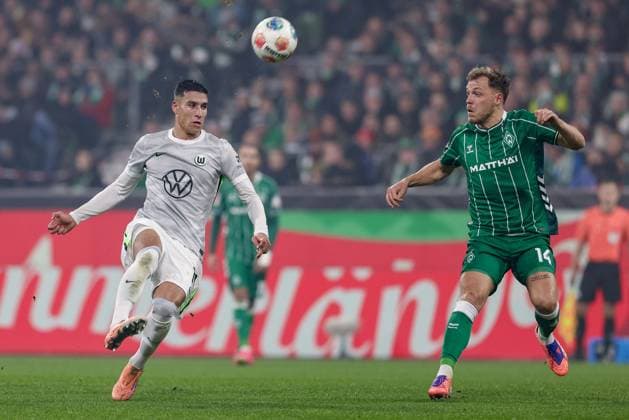 v.li.: Adam Daghim (VfL Wolfsburg, 11) und Senne Lynen (SV Werder Bremen, 14) im Zweikampf, Duell, Dynamik, Aktion, Action, Spielszene, DIE DFL-RICHTLINIEN UNTERSAGEN JEGLICHE NUTZUNG VON FOTOS ALS SEQUENZBILDER UND ODER VIDEOA?HNLICHE FOTOSTRECKEN. DFL REGULATIONS PROHIBIT ANY USE OF PHOTOGRAPHS AS IMAGE SEQUENCES AND OR QUASI-VIDEO., 07.11.2025, Bremen (Deutschland), Fussball, Bundesliga, SV Werder Bremen - VfL Wolfsburg