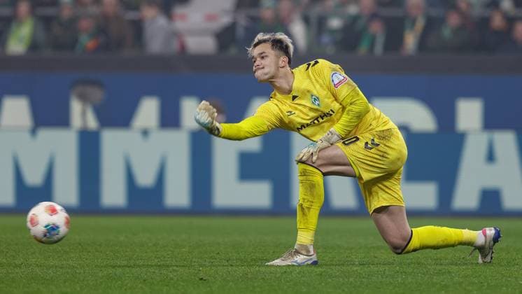 Mio Backhaus (Torhüter, Torwart, SV Werder Bremen, 30) am Ball, Freisteller, Einzelbild, Ganzkörper, Aktion, Action, Spielszene, DIE DFL-RICHTLINIEN UNTERSAGEN JEGLICHE NUTZUNG VON FOTOS ALS SEQUENZBILDER UND ODER VIDEOA?HNLICHE FOTOSTRECKEN. DFL REGULATIONS PROHIBIT ANY USE OF PHOTOGRAPHS AS IMAGE SEQUENCES AND OR QUASI-VIDEO., 07.11.2025, Bremen (Deutschland), Fussball, Bundesliga, SV Werder Bremen - VfL Wolfsburg
