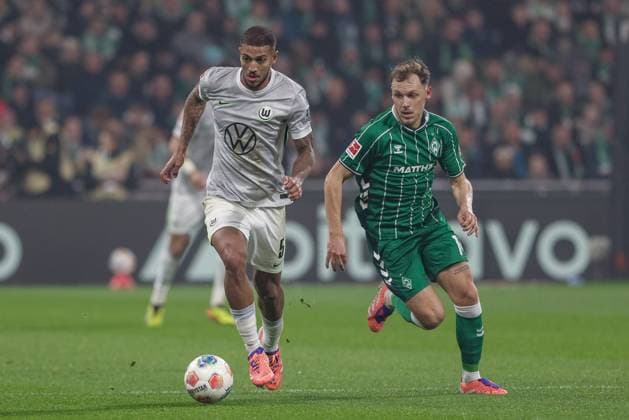v.li.: Vinicius Souza (VfL Wolfsburg, 5) und Senne Lynen (SV Werder Bremen, 14) im Laufduell, Zweikampf, Duell, Dynamik, Aktion, Action, Spielszene, DIE DFL-RICHTLINIEN UNTERSAGEN JEGLICHE NUTZUNG VON FOTOS ALS SEQUENZBILDER UND ODER VIDEOA?HNLICHE FOTOSTRECKEN. DFL REGULATIONS PROHIBIT ANY USE OF PHOTOGRAPHS AS IMAGE SEQUENCES AND OR QUASI-VIDEO., 07.11.2025, Bremen (Deutschland), Fussball, Bundesliga, SV Werder Bremen - VfL Wolfsburg