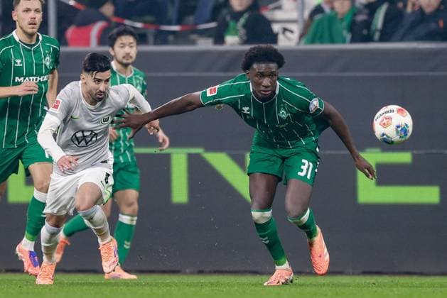 v.li.: Mohammed Amoura (VfL Wolfsburg, 9) und Karim Coulibaly (SV Werder Bremen, 31) im Zweikampf, Duell, Dynamik, Aktion, Action, Spielszene, DIE DFL-RICHTLINIEN UNTERSAGEN JEGLICHE NUTZUNG VON FOTOS ALS SEQUENZBILDER UND ODER VIDEOA?HNLICHE FOTOSTRECKEN. DFL REGULATIONS PROHIBIT ANY USE OF PHOTOGRAPHS AS IMAGE SEQUENCES AND OR QUASI-VIDEO., 07.11.2025, Bremen (Deutschland), Fussball, Bundesliga, SV Werder Bremen - VfL Wolfsburg