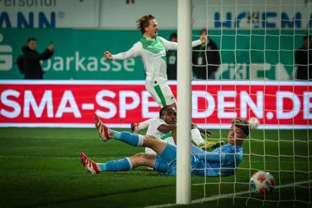 Noel Futkeu 9 (Spvgg Greuther Fuerth) schiebt den Ball an Johannes Schenk 1 (SC Preussen Muenster 06) vorbei ueber die Linie, Mathias Olesen 8 (Spvgg Greuther Fuerth) jubelt, doch der Treffer wird wegen Abseits aberkannt, SpVgg Greuther Fuerth vs. SC Preussen Muenster, Fussball, Maenner, DFL, 2. Bundesliga, Saison 2025 2026, Sportpark Ronhof Thomas Sommer, 12. Spieltag, 07.11.2025 Fuerth Bayern Deutschland