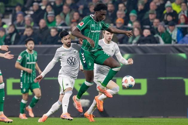 v.li.: Mohammed Amoura (VfL Wolfsburg, 9) und Karim Coulibaly (SV Werder Bremen, 31) im Zweikampf, Duell, Dynamik, Aktion, Action, Spielszene, DIE DFL-RICHTLINIEN UNTERSAGEN JEGLICHE NUTZUNG VON FOTOS ALS SEQUENZBILDER UND ODER VIDEOA?HNLICHE FOTOSTRECKEN. DFL REGULATIONS PROHIBIT ANY USE OF PHOTOGRAPHS AS IMAGE SEQUENCES AND OR QUASI-VIDEO., 07.11.2025, Bremen (Deutschland), Fussball, Bundesliga, SV Werder Bremen - VfL Wolfsburg