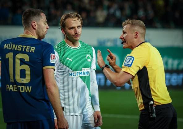 Referee Schiedsrichter Timo Gansloweit, rechts, ermahnt Torge Paetow 16 (SC Preussen Muenster 06) und Mathias Olesen 8 (Spvgg Greuther Fuerth), SpVgg Greuther Fuerth vs. SC Preussen Muenster, Fussball, Maenner, DFL, 2. Bundesliga, Saison 2025 2026, Sportpark Ronhof Thomas Sommer, 12. Spieltag, 07.11.2025 Fuerth Bayern Deutschland