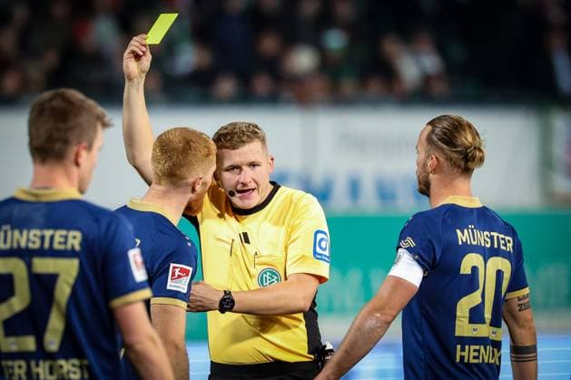 Referee Schiedsrichter Timo Gansloweit erklaert Mikkel Kirkeskov 2 (SC Preussen Muenster 06), warum er die gelbe Karte erhaelt, SpVgg Greuther Fuerth vs. SC Preussen Muenster, Fussball, Maenner, DFL, 2. Bundesliga, Saison 2025 2026, Sportpark Ronhof Thomas Sommer, 12. Spieltag, 07.11.2025 Fuerth Bayern Deutschland