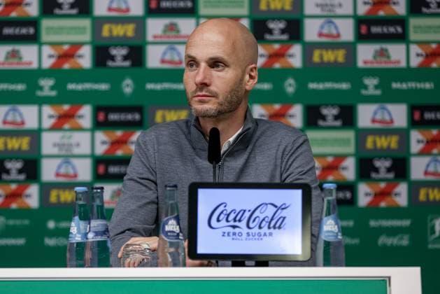 Paul Simonis (Trainer, VfL Wolfsburg) während der Pressekonferenz, Portrait, Nahaufnahme, Einzelfoto, Einzelbild, DIE DFL-RICHTLINIEN UNTERSAGEN JEGLICHE NUTZUNG VON FOTOS ALS SEQUENZBILDER UND ODER VIDEOA?HNLICHE FOTOSTRECKEN. DFL REGULATIONS PROHIBIT ANY USE OF PHOTOGRAPHS AS IMAGE SEQUENCES AND OR QUASI-VIDEO., 07.11.2025, Bremen (Deutschland), Fussball, Bundesliga, SV Werder Bremen - VfL Wolfsburg