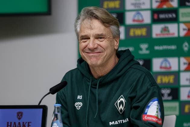 Horst Steffen (Trainer, Cheftrainer, SV Werder Bremen) lächelt, lacht, freut sich, Spaß, Freude während der Pressekonferenz, Portrait, Nahaufnahme, Einzelfoto, Einzelbild, DIE DFL-RICHTLINIEN UNTERSAGEN JEGLICHE NUTZUNG VON FOTOS ALS SEQUENZBILDER UND ODER VIDEOA?HNLICHE FOTOSTRECKEN. DFL REGULATIONS PROHIBIT ANY USE OF PHOTOGRAPHS AS IMAGE SEQUENCES AND OR QUASI-VIDEO., 07.11.2025, Bremen (Deutschland), Fussball, Bundesliga, SV Werder Bremen - VfL Wolfsburg
