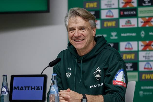 Horst Steffen (Trainer, Cheftrainer, SV Werder Bremen) lächelt, lacht, freut sich, Spaß, Freude während der Pressekonferenz, Portrait, Nahaufnahme, Einzelfoto, Einzelbild, DIE DFL-RICHTLINIEN UNTERSAGEN JEGLICHE NUTZUNG VON FOTOS ALS SEQUENZBILDER UND ODER VIDEOA?HNLICHE FOTOSTRECKEN. DFL REGULATIONS PROHIBIT ANY USE OF PHOTOGRAPHS AS IMAGE SEQUENCES AND OR QUASI-VIDEO., 07.11.2025, Bremen (Deutschland), Fussball, Bundesliga, SV Werder Bremen - VfL Wolfsburg