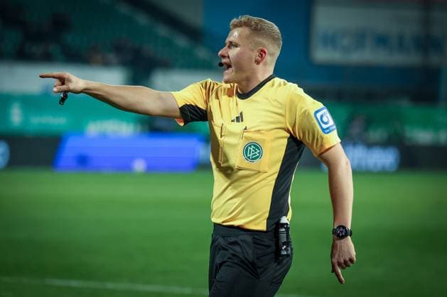 Referee Schiedsrichter Timo Gansloweit gestikuliert, SpVgg Greuther Fuerth vs. SC Preussen Muenster, Fussball, Maenner, DFL, 2. Bundesliga, Saison 2025 2026, Sportpark Ronhof Thomas Sommer, 12. Spieltag, 07.11.2025 Fuerth Bayern Deutschland
