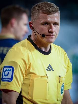 Referee Schiedsrichter Timo Gansloweit, SpVgg Greuther Fuerth vs. SC Preussen Muenster, Fussball, Maenner, DFL, 2. Bundesliga, Saison 2025 2026, Sportpark Ronhof Thomas Sommer, 12. Spieltag, 07.11.2025 Fuerth Bayern Deutschland