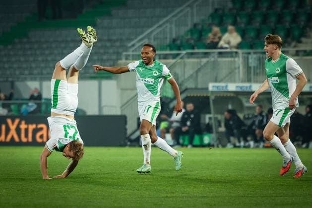 Jannik Dehm 23 (Spvgg Greuther Fuerth) mit Ueberschlag, akrobatischem Jubel, nach seinem Tor zum 1:0, mit Julian Green 37 (Spvgg Greuther Fuerth) und Luca Itter 27 (Spvgg Greuther Fuerth), SpVgg Greuther Fuerth vs. SC Preussen Muenster, Fussball, Maenner, DFL, 2. Bundesliga, Saison 2025 2026, Sportpark Ronhof Thomas Sommer, 12. Spieltag, 07.11.2025 Fuerth Bayern Deutschland