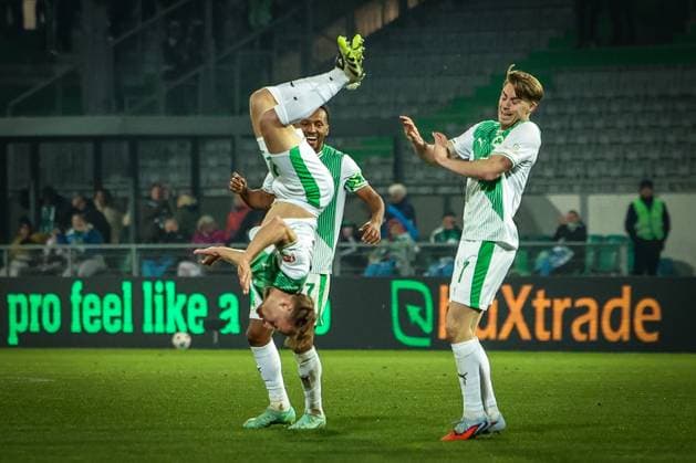 Jannik Dehm 23 (Spvgg Greuther Fuerth) mit Ueberschlag, akrobatischem Jubel, nach seinem Tor zum 1:0, mit Julian Green 37 (Spvgg Greuther Fuerth) und Luca Itter 27 (Spvgg Greuther Fuerth), SpVgg Greuther Fuerth vs. SC Preussen Muenster, Fussball, Maenner, DFL, 2. Bundesliga, Saison 2025 2026, Sportpark Ronhof Thomas Sommer, 12. Spieltag, 07.11.2025 Fuerth Bayern Deutschland