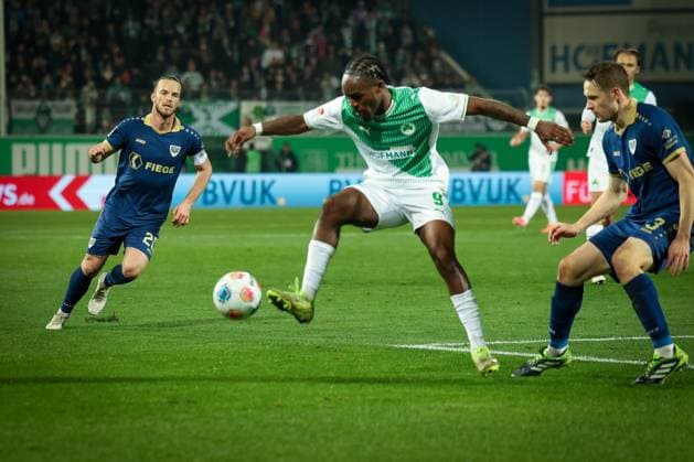 Noel Futkeu 9 (Spvgg Greuther Fuerth) in Aktion gegen Paul Jaeckel 3 (SC Preussen Muenster 06), rechts, SpVgg Greuther Fuerth vs. SC Preussen Muenster, Fussball, Maenner, DFL, 2. Bundesliga, Saison 2025 2026, Sportpark Ronhof Thomas Sommer, 12. Spieltag, 07.11.2025 Fuerth Bayern Deutschland