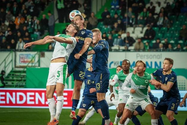 Kopfballduell zwischen Reno Muenz 5 (Spvgg Greuther Fuerth) und Jannis Heuer 22 (SC Preussen Muenster 06), mit Lars Lokotsch 13 (SC Preussen Muenster 06), SpVgg Greuther Fuerth vs. SC Preussen Muenster, Fussball, Maenner, DFL, 2. Bundesliga, Saison 2025 2026, Sportpark Ronhof Thomas Sommer, 12. Spieltag, 07.11.2025 Fuerth Bayern Deutschland
