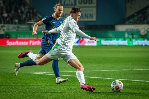 Lukas Reich 2 (Spvgg Greuther Fuerth) in Aktion, dahinter Jorrit Hendrix 20 (SC Preussen Muenster 06), SpVgg Greuther Fuerth vs. SC Preussen Muenster, Fussball, Maenner, DFL, 2. Bundesliga, Saison 2025 2026, Sportpark Ronhof Thomas Sommer, 12. Spieltag, 07.11.2025 Fuerth Bayern Deutschland