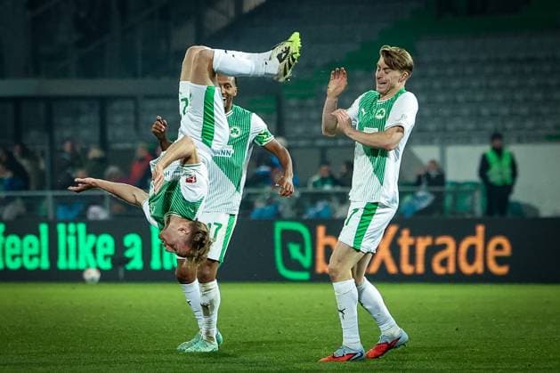 Jannik Dehm 23 (Spvgg Greuther Fuerth) mit Ueberschlag, akrobatischem Jubel, nach seinem Tor zum 1:0, mit Julian Green 37 (Spvgg Greuther Fuerth) und Luca Itter 27 (Spvgg Greuther Fuerth), SpVgg Greuther Fuerth vs. SC Preussen Muenster, Fussball, Maenner, DFL, 2. Bundesliga, Saison 2025 2026, Sportpark Ronhof Thomas Sommer, 12. Spieltag, 07.11.2025 Fuerth Bayern Deutschland