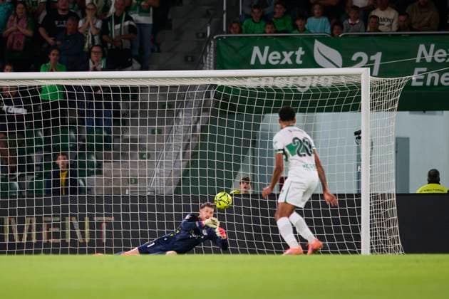 Elche CF v Real Sociedad- LaLiga EA Sports ELCHE, SPAIN - NOVEMBER 7: Alex Remiro Goalkeeper of Real Sociedad in action during to the LaLiga EA Sports match between Elche CF and Real Sociedad at Manuel Martinez Valero stadium on November 7, 2025 in Elche, Spain. (Photo by Francisco Macia Photo Players Images Magara Press) Elche Estadio Martinez Valero Spain Copyright: xFranciscoxMaciax