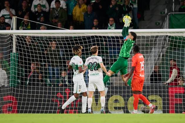 Elche CF v Real Sociedad- LaLiga EA Sports ELCHE, SPAIN - NOVEMBER 7: Matias Dituro Goalkeeper of Elche CF in action during to the LaLiga EA Sports match between Elche CF and Real Sociedad at Manuel Martinez Valero stadium on November 7, 2025 in Elche, Spain. (Photo by Francisco Macia Photo Players Images Magara Press) Elche Estadio Martinez Valero Spain Copyright: xFranciscoxMaciax