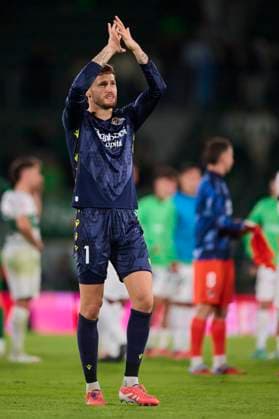 Elche CF v Real Sociedad- LaLiga EA Sports ELCHE, SPAIN - NOVEMBER 7: Alex Remiro Goalkeeper of Real Sociedad reacts after during to the LaLiga EA Sports match between Elche CF and Real Sociedad at Manuel Martinez Valero stadium on November 7, 2025 in Elche, Spain. (Photo by Francisco Macia Photo Players Images Magara Press) Elche Estadio Martinez Valero Spain Copyright: xFranciscoxMaciax
