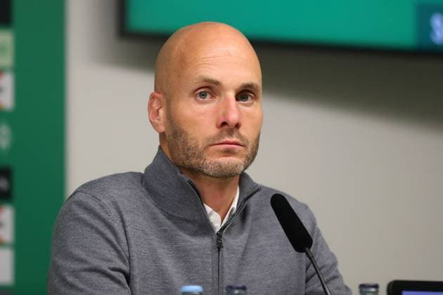Bremen vs. VfL, 1. BL Bremen, 07.11.2025, FUßBALL - SV Werder Bremen vs. VfL Wolfsburg, 1. BL, Saison 2025 26. Cheftrainer Paul Simonis (VfL Wolfsburg) während der Pressekonferenz. Bremen