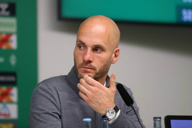 Bremen vs. VfL, 1. BL Bremen, 07.11.2025, FUßBALL - SV Werder Bremen vs. VfL Wolfsburg, 1. BL, Saison 2025 26. Cheftrainer Paul Simonis (VfL Wolfsburg) während der Pressekonferenz. Bremen
